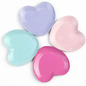 Лоток металлический для маникюрных инструментов "Сердце" (11 см*9 см) цветной.